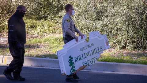 Choque de 3 vehículos en autopista 101 en Valley Village deja a un niño en estado grave y 2 adultos heridos