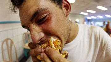 Comida chatarra “secuestra” capacidad del cerebro para controlar ingesta de alimentos