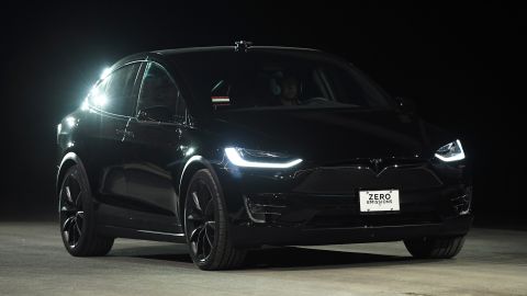 Conductor con sueño puso su Tesla en piloto automático y provocó persecución a alta velocidad con la policía de Alemania