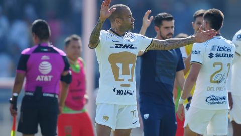 Dani Alves con el uniforme de Pumas.