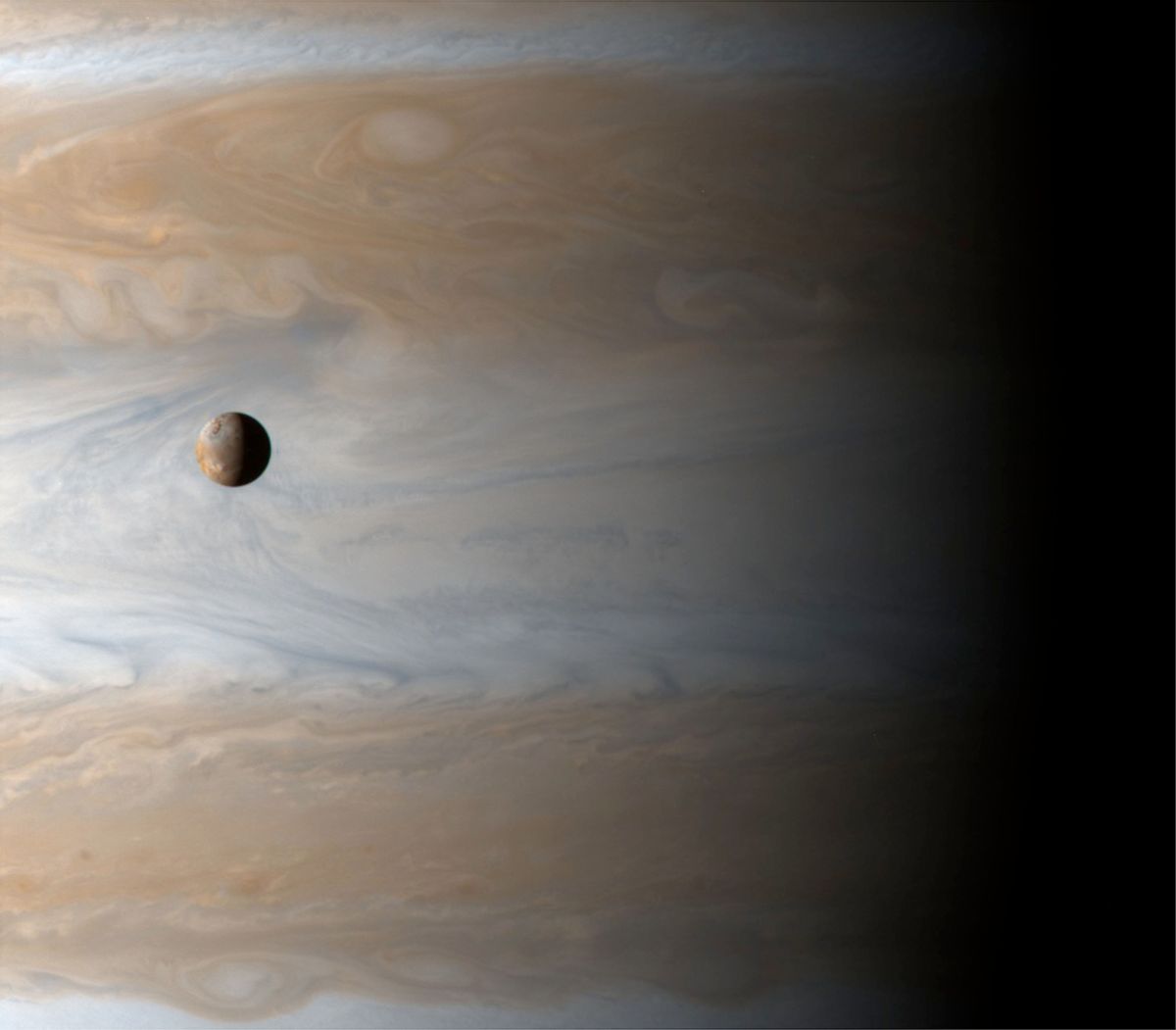 La nave espacial Cassini capta esta impresionante vista de Io, la tercera luna más grande de Júpiter