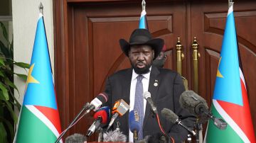 Detienen a periodistas por video en el que el presidente de Sudán del Sur parece orinarse encima