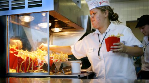 Detienen ley que aumentaría a $22 dólares por hora el sueldo de trabajadores de comida rápida hasta que sea votada en noviembre de 2024