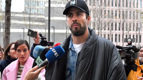 Gerard Piqué rodeado de miembros de la prensa en Barcelona.