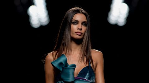 La modelo Joana Sanz camina por la pasarela durante el show de Marcos Luengo en la Mercedes Benz Fashion Week Madrid Spring.