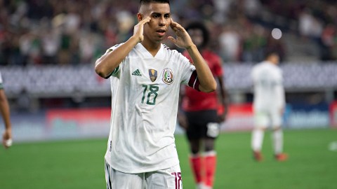 Efraín Álvarez con la Selección de México.