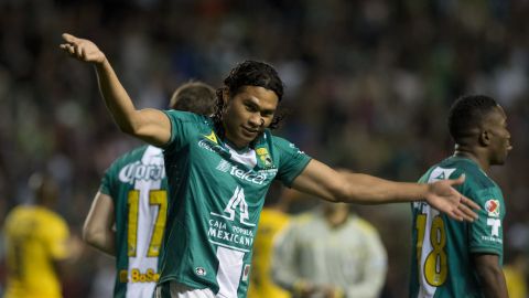 El Gullit Peña con los colores del León FC.