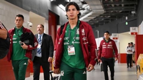 El futuro de Diego Lainez sigue estando en el aire.