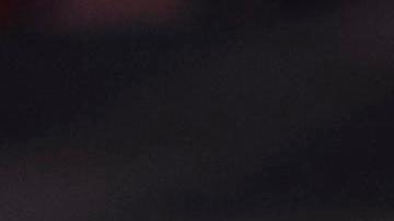 El jugador de América Salvador Reyes (d) disputa el balón con Guillermo Martínez (i) de Puebla.