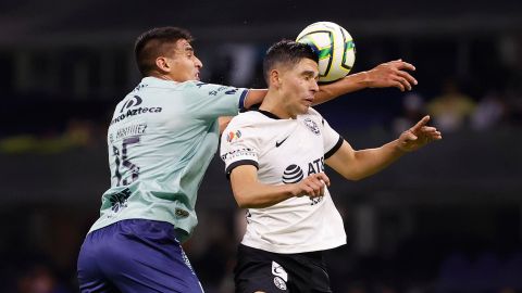 El jugador de América Salvador Reyes (d) disputa el balón con Guillermo Martínez (i) de Puebla.