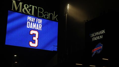 El número de Damar Hamlin ilumina el estadio de los Bills.