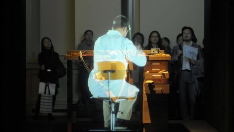 Empresas chinas pagan $14,000 dólares al año a personas virtuales por trabajar para ellas