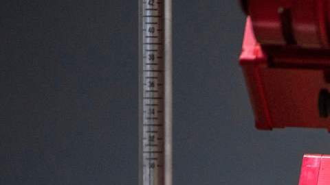 Esta silla de ruedas de última generación permite moverse erguidas a las personas con discapacidad