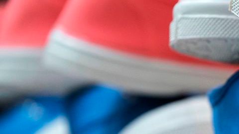 Estos tenis hechos de plantas regresan a enriquecer la tierra una vez que los desechas