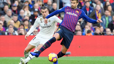 Gareth Bale y Gerard Piqué disputan el balón en un Clásico de 2018.