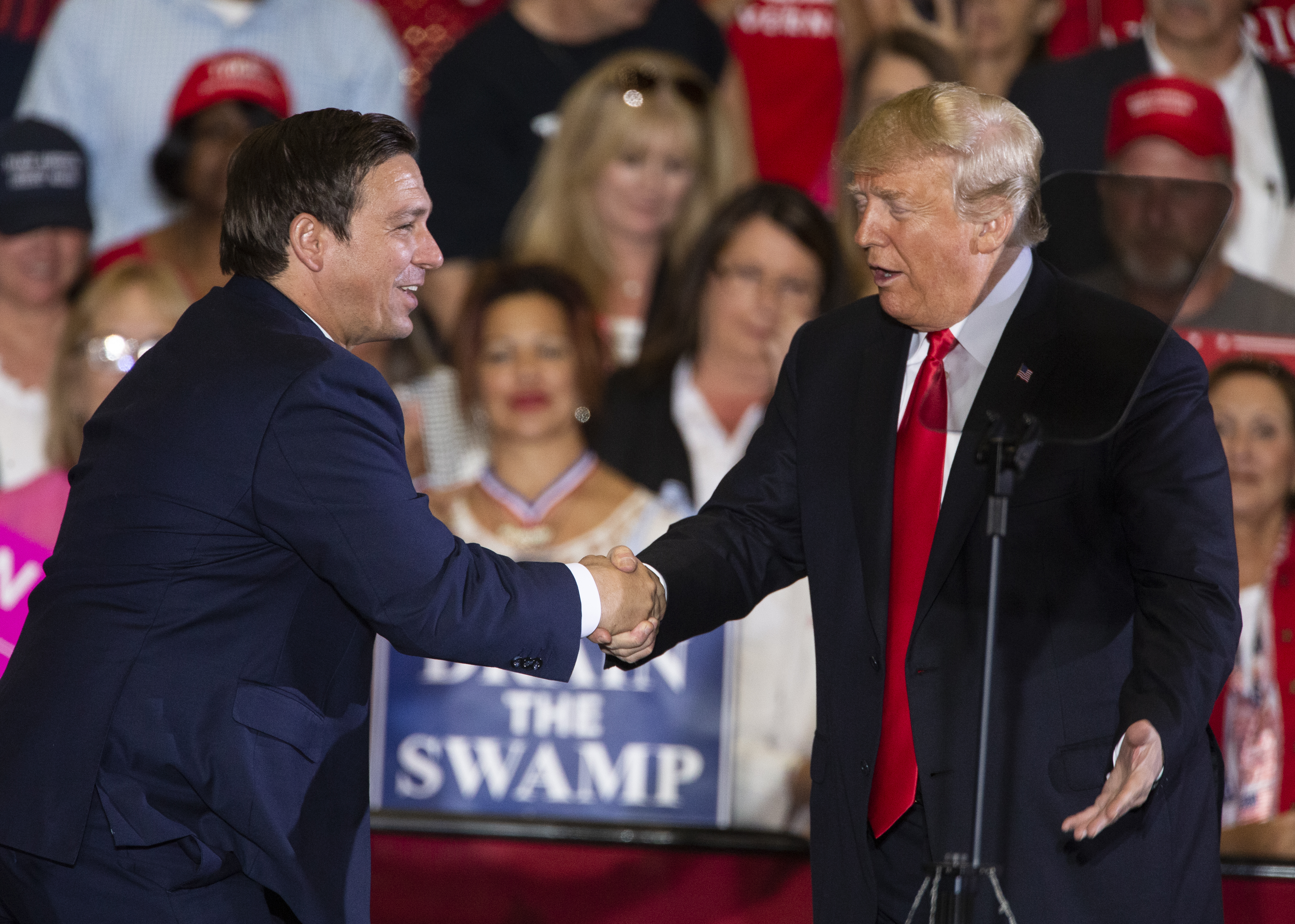 DeSantis y Trump se saludan en un evento de campaña en Pensacola, en 2018.