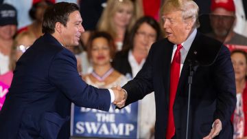 DeSantis y Trump se saludan en un evento de campaña en Pensacola, en 2018.