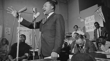 El activista estadounidense de derechos civiles Martin Luther King Jr. (1929 - 1968) aborda una reunión en Chicago, Illinois, el 27 de mayo de 1966.