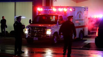 Dos trabajadores de Servicios Médicos en Illinois son acusados de asesinato por muerte de paciente atado boca abajo en una camilla