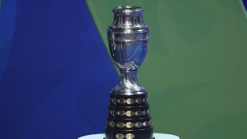 El Trofeo Copa América se juega durante el Sorteo Oficial de la Copa América en Brasil, en 2019.
