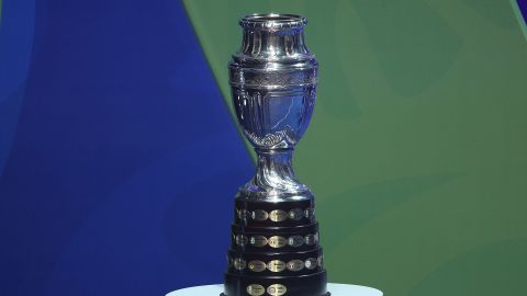 El Trofeo Copa América se juega durante el Sorteo Oficial de la Copa América en Brasil, en 2019.