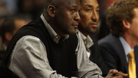 Michael Jordan (I) y Scottie Pippen (D).