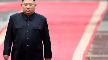 El líder de Corea del Norte, asiste a una ceremonia de bienvenida y pasa revista a una guardia de honor en el Palacio Presidencial