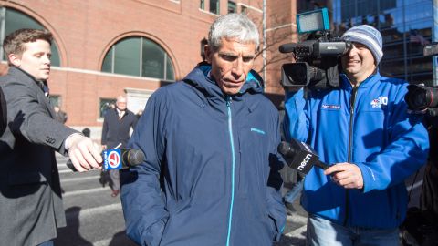 Autor intelectual del fraude universitario “Varsity Blues” es sentenciado a 42 meses en prisión