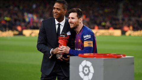 Patrick Kluivert junto a Lionel Messi durante un partido del FC Barcelona en 2019.