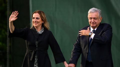 AMLO y la primera dama, Beatriz Gutiérrez Mueller, saludan a sus partidarios antes de presentar su informe de gobierno