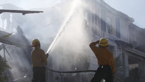 Hombre de Kansas arrestado después de que un incendio en su casa mató a una mujer y 2 niñas