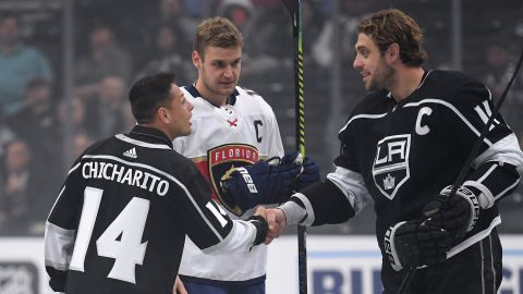 Javier “Chicharito” Hernández durante un juego de hockey entre Los Angeles Kings y Florida Panthers en 2020.