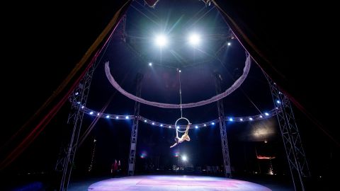 Trapecista cae en plena función de circo en México a más de 16 pies de altura y vive para contarlo