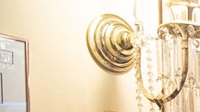 Hombre que puso el pie sobre escritorio de Nancy Pelosi en disturbios en el Capitolio es declarado culpable