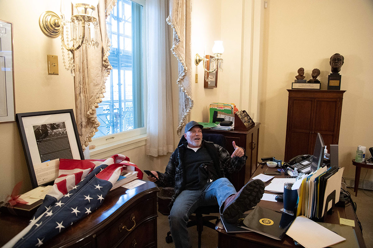 Richard “Bigo” Barnett en la oficina de Nancy Pelosi el 6 de enero de 2021.