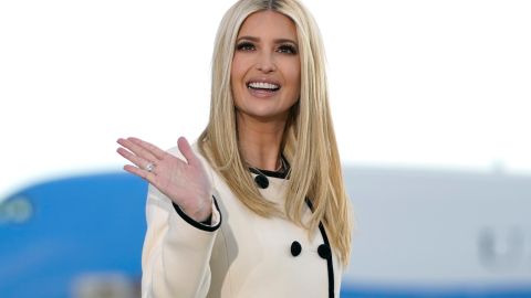 Ivanka Trump saluda al llegar a la Base Conjunta Andrews en Maryland para la partida del presidente de EE.UU., Donald Trump.