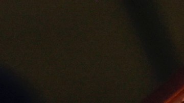 Nancy Pelosi sostiene un retrato del difunto oficial de policía del Capitolio Brian Sicknick que yace en honor en la rotonda del Capitolio el 3 de febrero de 2021.