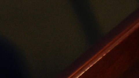 Nancy Pelosi sostiene un retrato del difunto oficial de policía del Capitolio Brian Sicknick que yace en honor en la rotonda del Capitolio el 3 de febrero de 2021.