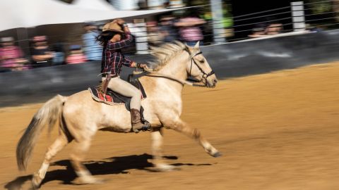 Mujer muere tras ser arrojada de un caballo en un rodeo de Florida