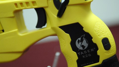 photo prise le 21 mars 2008 au ministère de l'Intérieur à Paris, du pistolet à impulsion électrique (PIE), Taser X 26, lors d'une présentation à la presse de l'armement et de la protection des policiers. Le Taser X 26 permet de neutraliser un individu par contact direct ou à distance (jusqu'à 6 mètres) en provoquant des contractions musculaires incontrôlables. AFP PHOTO STEPHANE DE SAKUTIN (Photo by STEPHANE DE SAKUTIN / AFP) (Photo by STEPHANE DE SAKUTIN/AFP via Getty Images)