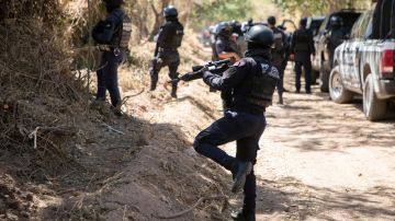 Enfrentamiento entre policías y civiles deja 5 muertos al sur de México, con decenas de uniformados retenidos