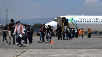 Inmigrantes deportados por Estados Unidos llegan a Guatemala el 5 de abril de 2022.