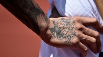 Tatuaje de la mano de Dani Alves captado el día de su presentación con Pumas UNAM.