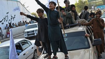 Talibanes celebran el 31 de agosto de 2022 el primer aniversario de la retirada de EE.UU. de Afganistán.