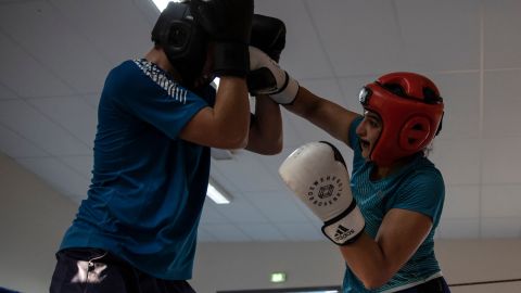 Boxeadora entrenando en el oeste de Francia, el 3 de octubre de 2022.