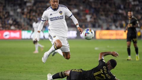 Julián Araujo, lateral de LA Galaxy.