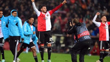 Santiago Giménez celebrando tras un partido del Feyenoord en la UEFA Europa League.