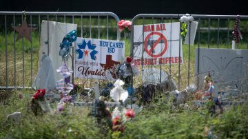 Senador de Texas propone leyes que permitan a víctimas de tiroteos en escuelas demandar al estado