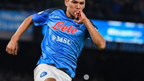 Hirving Lozano con Napoli en la Serie A.