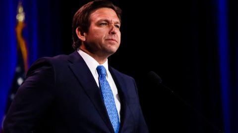 DeSantis prohibiría todos los mandatos de Covid en Florida.